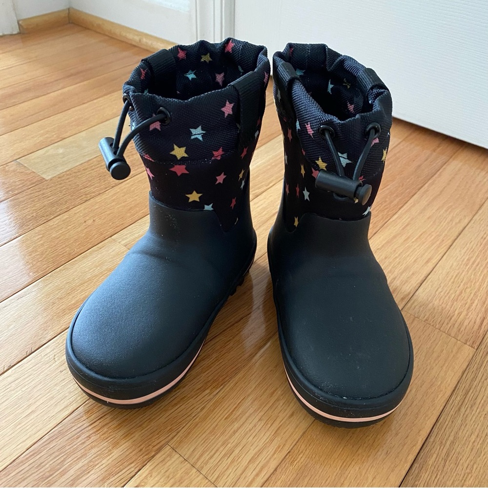 Like New 🆕 Cat Jack Snow Boots ❄️. black/star. Little kids (toddler) size 7.